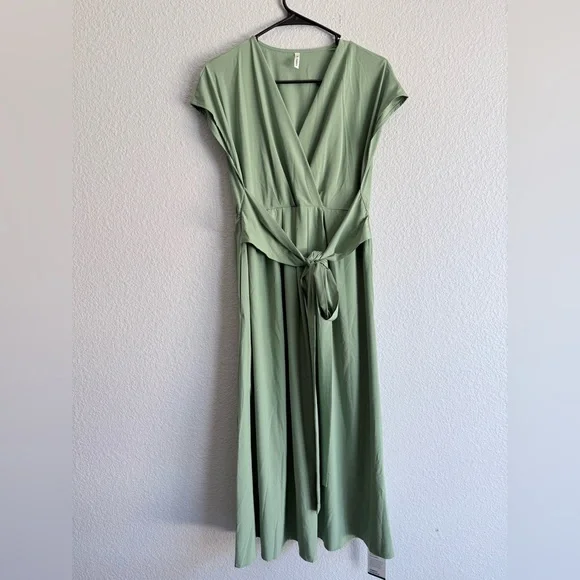 Halara Breezeful Short Sleeve Pocket Tie Back Quick Dry Midi Dress wasabi green - Picture 3 of 9